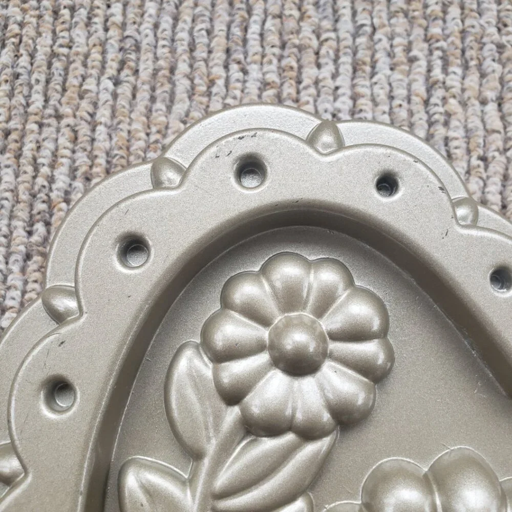 Williams Sonoma Gold Nordic Ware Decorative Heart Cake Pan Flowers Floral
